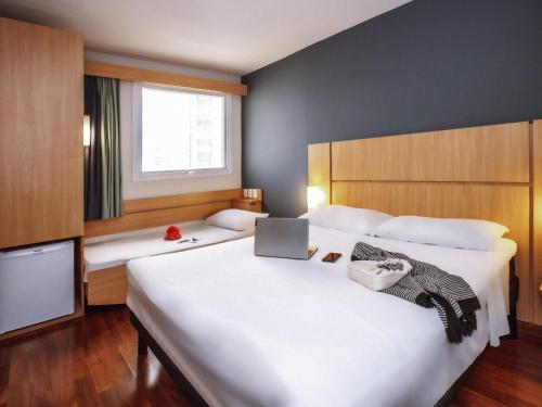 Habitación Standard con una cama doble y una cama supletoria para niño del hotel Ibis Belo Horizonte Savassi. Foto 2