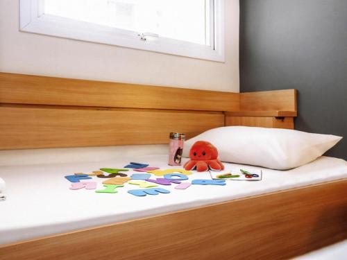 Habitación Standard con una cama doble y una cama supletoria para niño del hotel Ibis Belo Horizonte Savassi. Foto 3