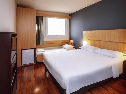 Habitación Standard con una cama doble y una cama supletoria para niño del hotel Ibis Belo Horizonte Savassi. Foto 4