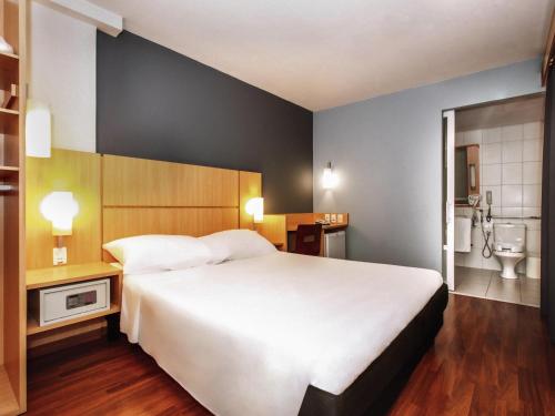 Habitación Standard con una cama doble y una cama supletoria para niño del hotel Ibis Belo Horizonte Savassi. Foto 5
