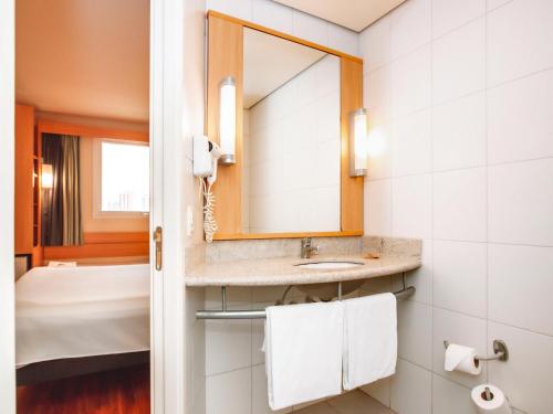 Habitación Standard con una cama doble y una cama supletoria para niño del hotel Ibis Belo Horizonte Savassi. Foto 6