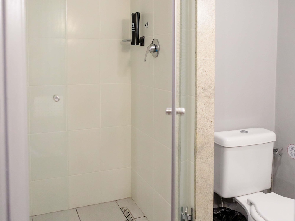 Habitación superior con 2 camas individuales del hotel Ibis Belo Horizonte Savassi. Foto 1