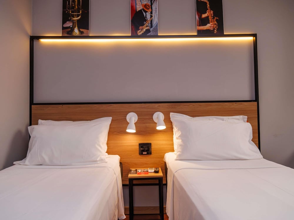 Habitación superior con 2 camas individuales del hotel Ibis Belo Horizonte Savassi. Foto 2