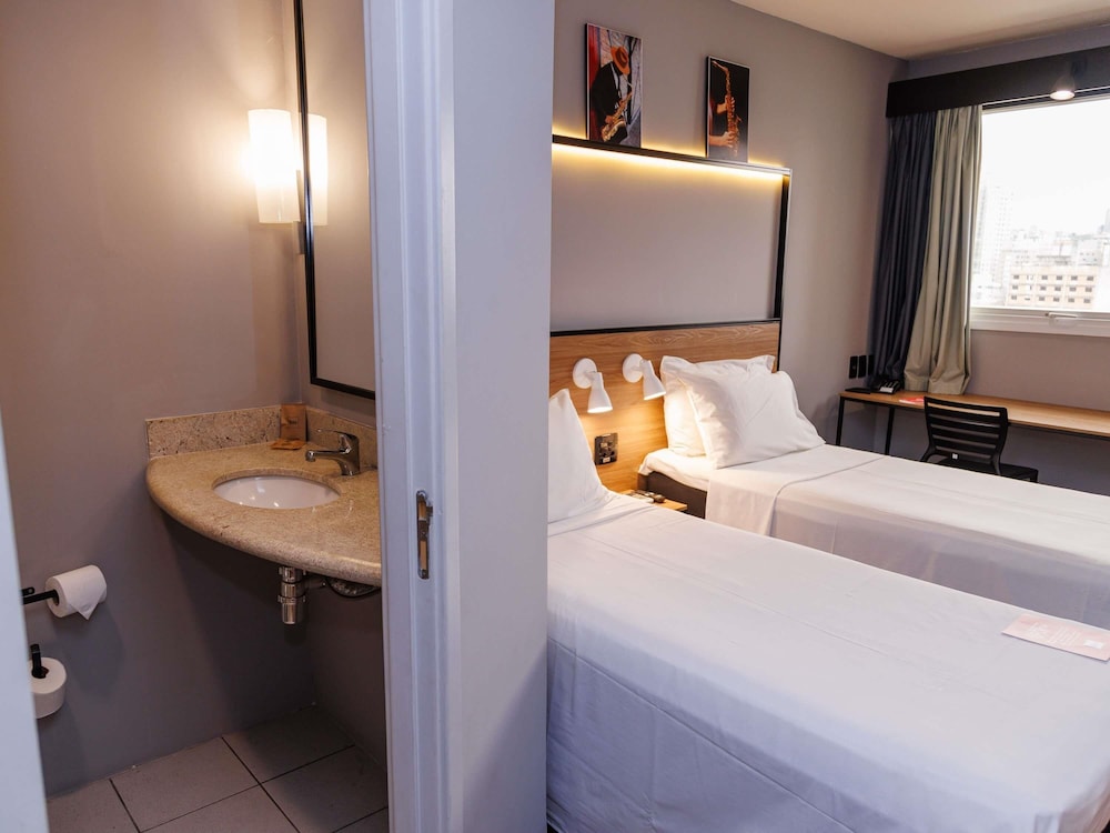 Habitación superior con 2 camas individuales del hotel Ibis Belo Horizonte Savassi. Foto 5