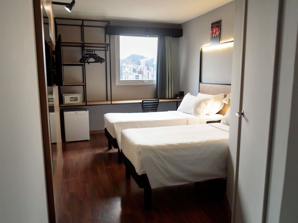 Habitación superior con 2 camas individuales del hotel Ibis Belo Horizonte Savassi. Foto 7