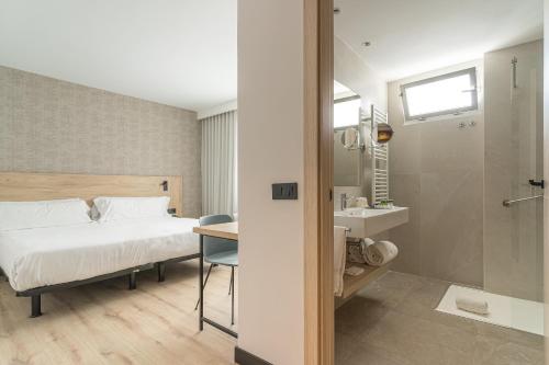 Habitación Interior con cama doble grande del hotel Blanca De Navarra