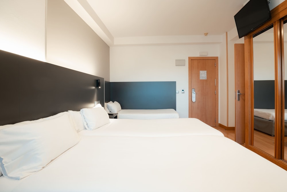 Habitación estándar doble (+ Extra Bed) del hotel Sancho Ramirez. Foto 1