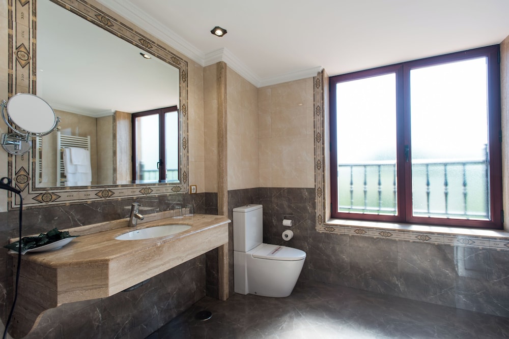 Habitación Triple del hotel Spa Villa Pasiega. Foto 3