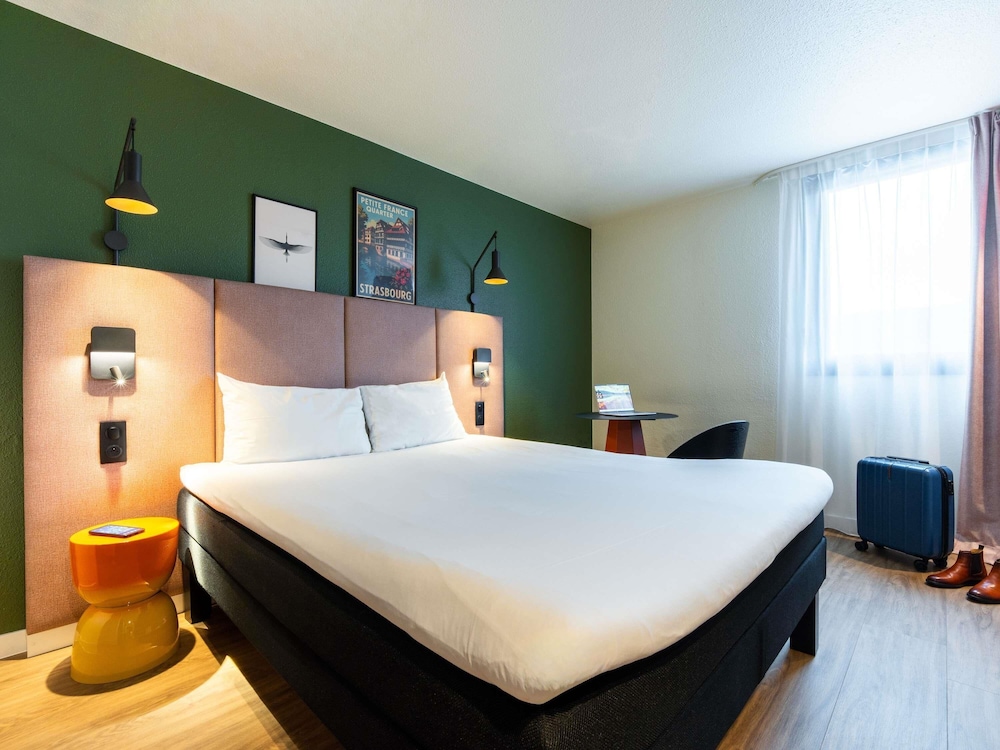 Habitación Superior con cama doble del hotel Ibis Strasbourg Centre Petite France. Foto 1
