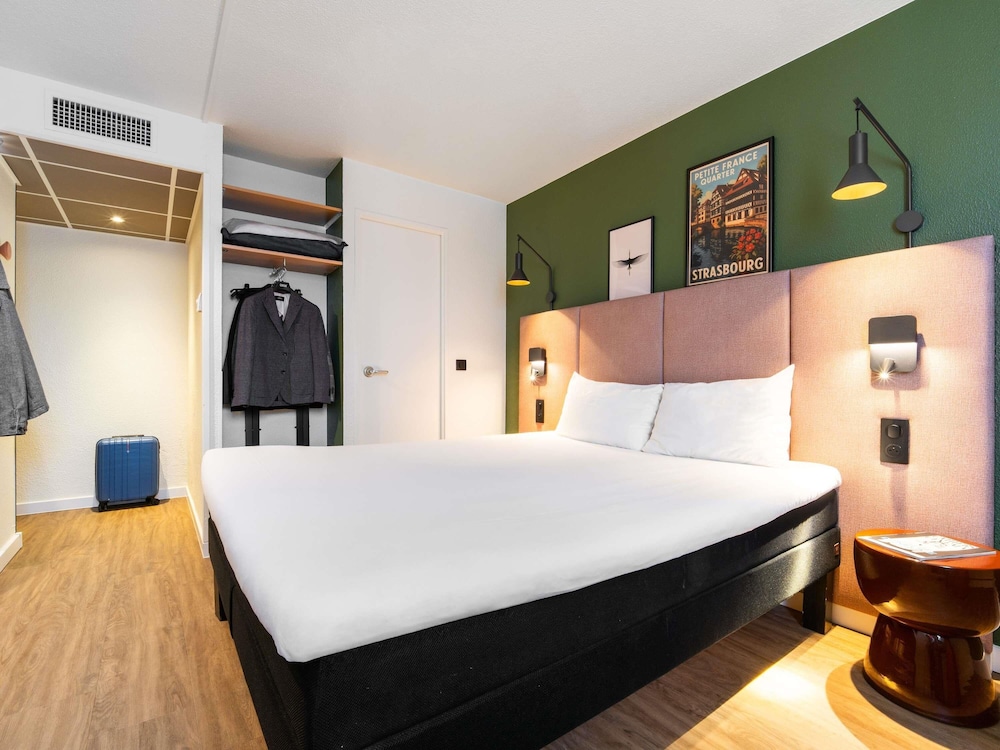 Habitación Superior con cama doble del hotel Ibis Strasbourg Centre Petite France. Foto 5