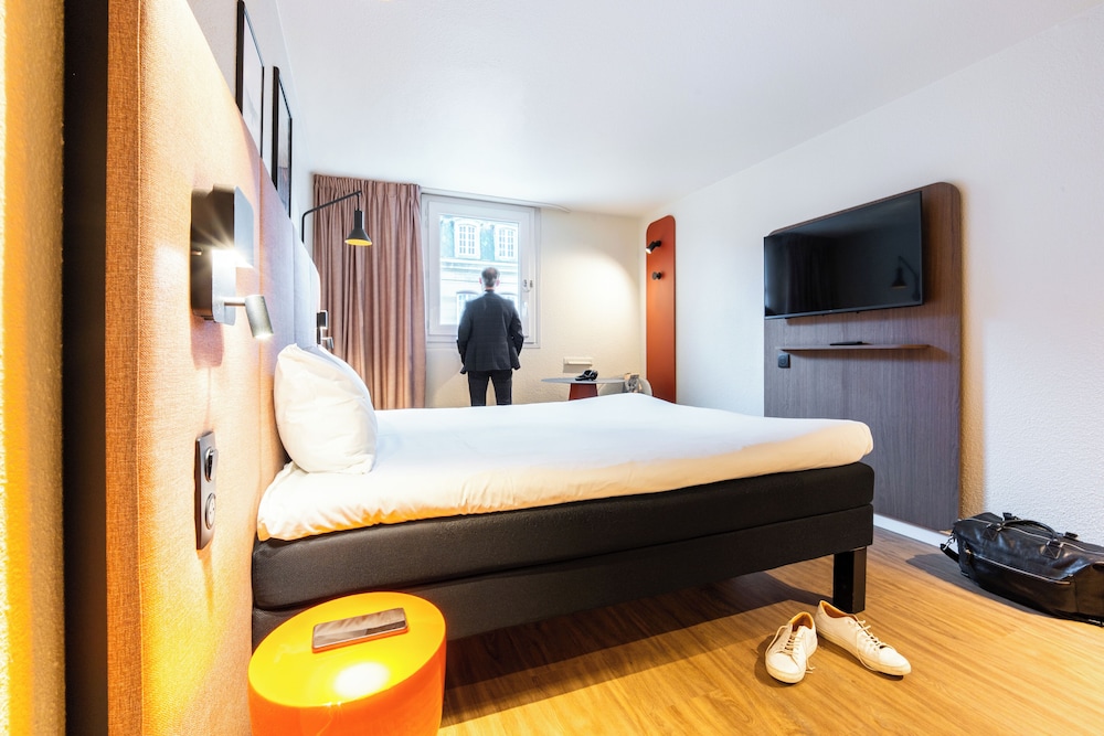 Habitación Superior con cama doble del hotel Ibis Strasbourg Centre Petite France. Foto 6