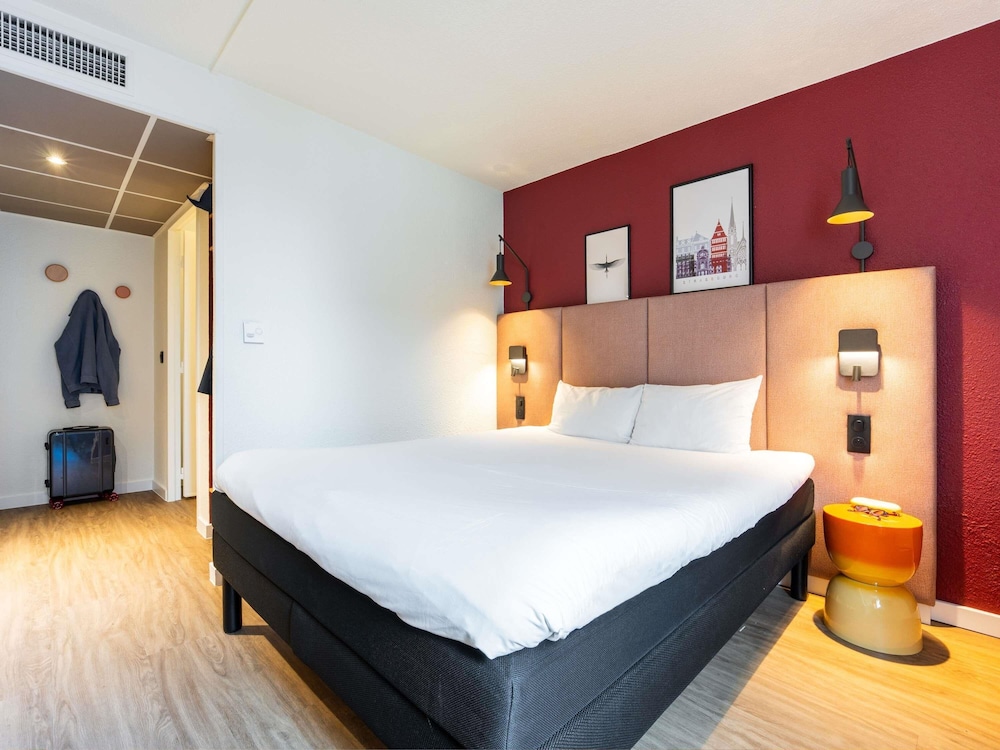 Habitación Superior con cama doble del hotel Ibis Strasbourg Centre Petite France. Foto 8