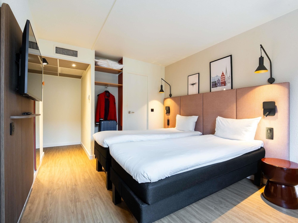 Habitación superior con 2 camas individuales del hotel Ibis Strasbourg Centre Petite France. Foto 5