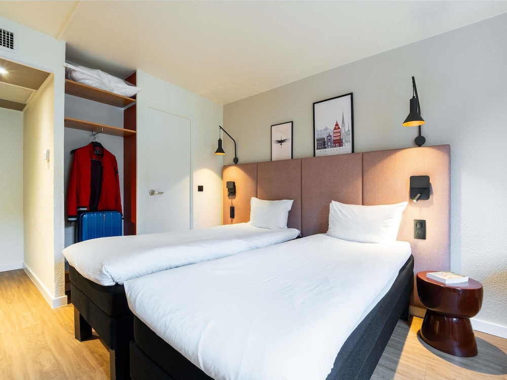 Habitación superior con 2 camas individuales del hotel Ibis Strasbourg Centre Petite France. Foto 6
