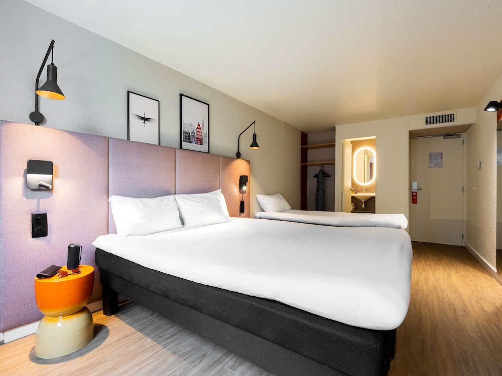 Habitación Superior con 1 cama doble y 1 sofá cama doble del hotel Ibis Strasbourg Centre Petite France
