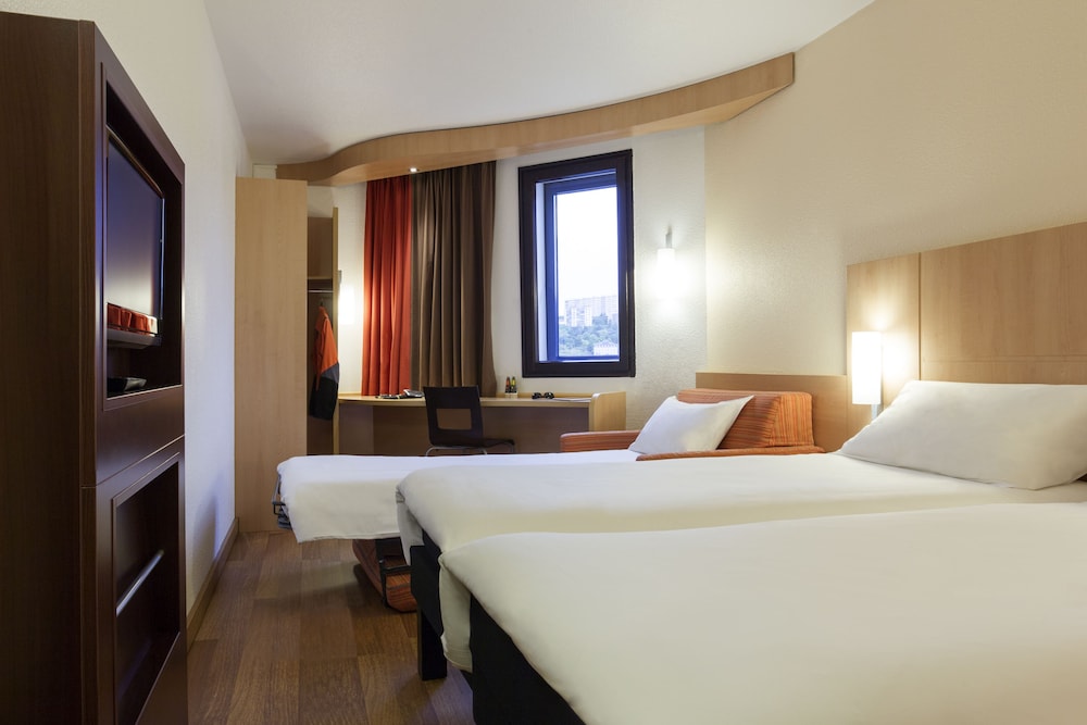 Habitación Superior con 1 cama doble y 1 sofá cama doble del hotel Ibis Strasbourg Centre Petite France. Foto 1
