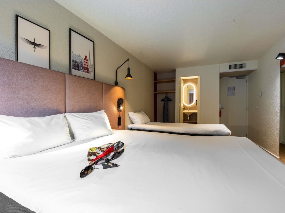Habitación Superior con 1 cama doble y 1 sofá cama doble del hotel Ibis Strasbourg Centre Petite France. Foto 5