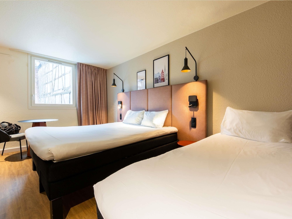 Habitación Superior con 1 cama doble y 1 sofá cama doble del hotel Ibis Strasbourg Centre Petite France. Foto 7