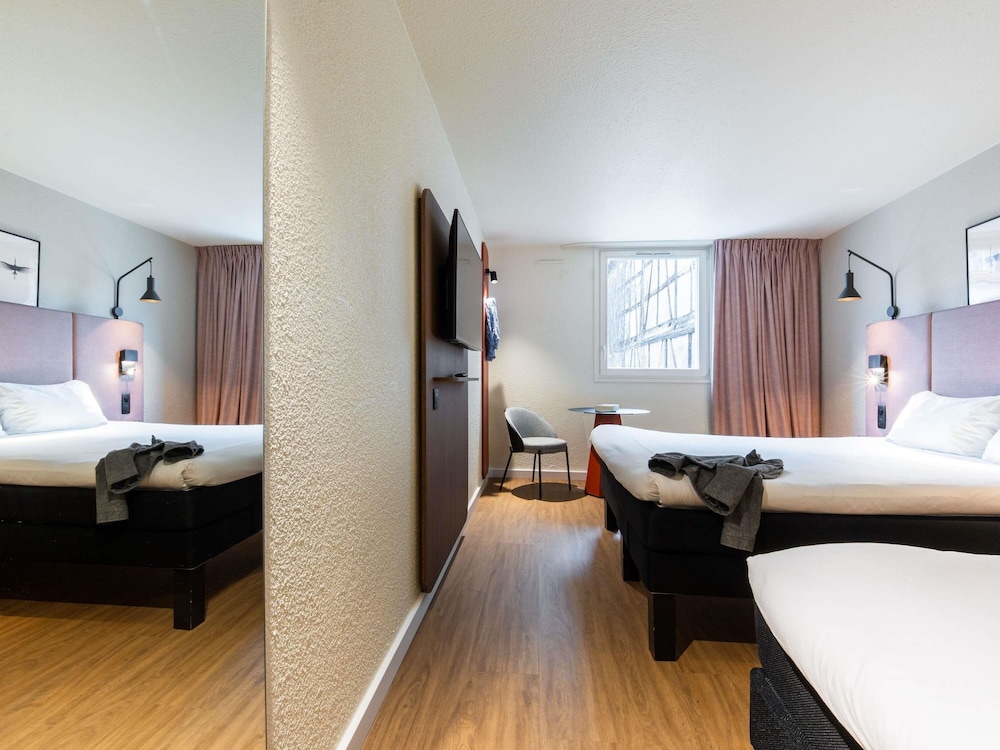 Habitación Superior con 1 cama doble y 1 sofá cama doble del hotel Ibis Strasbourg Centre Petite France. Foto 8
