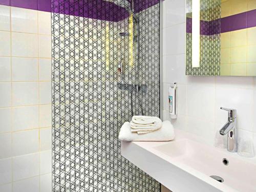 Habitación Estándar con 1 cama doble y sofá del hotel Ibis Styles Strasbourg Stade De La Meinau