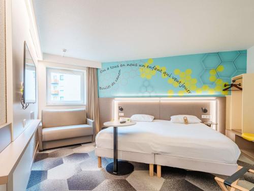 Habitación Estándar con 1 cama doble y sofá del hotel Ibis Styles Strasbourg Stade De La Meinau. Foto 1