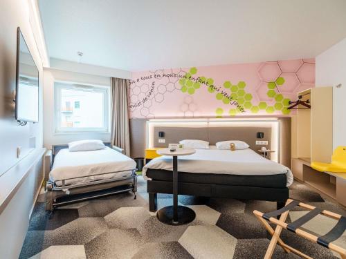 Habitación Estándar con 1 cama doble y sofá del hotel Ibis Styles Strasbourg Stade De La Meinau. Foto 2