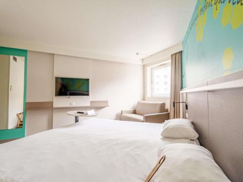 Habitación Estándar con 1 cama doble y sofá del hotel Ibis Styles Strasbourg Stade De La Meinau. Foto 3