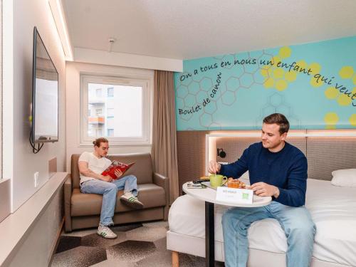 Habitación Estándar con 1 cama doble y sofá del hotel Ibis Styles Strasbourg Stade De La Meinau. Foto 4