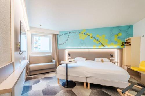 Habitación Estándar con 1 cama doble y sofá del hotel Ibis Styles Strasbourg Stade De La Meinau. Foto 5
