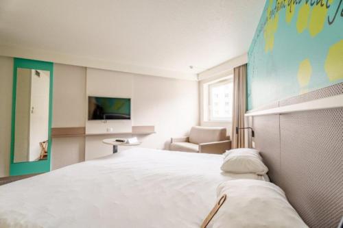 Habitación Estándar con 1 cama doble y sofá del hotel Ibis Styles Strasbourg Stade De La Meinau. Foto 7