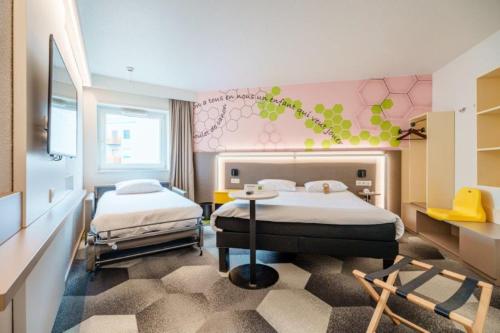Habitación Estándar con 1 cama doble y sofá del hotel Ibis Styles Strasbourg Stade De La Meinau. Foto 8