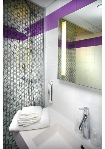 Habitación Estándar con 1 cama doble y sofá del hotel Ibis Styles Strasbourg Stade De La Meinau. Foto 10