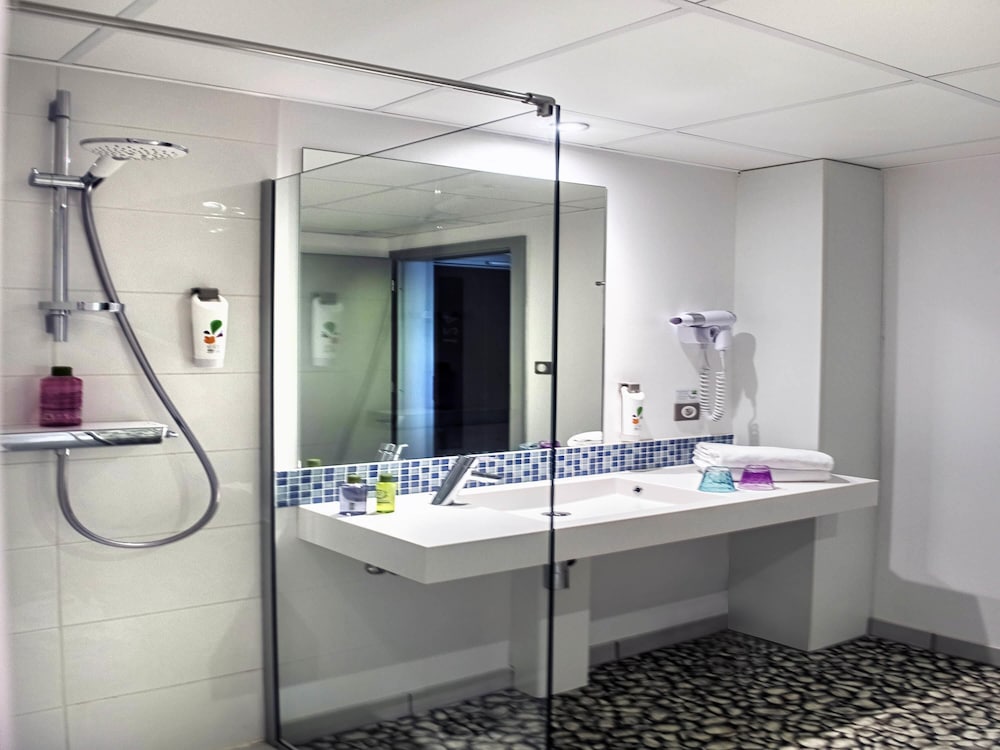 Habitación estándar con dos camas individuales del hotel Ibis Styles Strasbourg Avenue Du Rhin. Foto 2