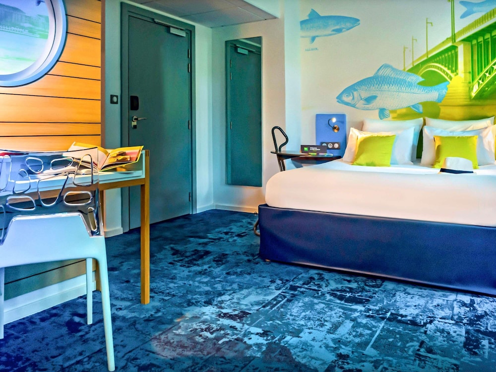 Habitación superior con cama doble, sofá y escritorio del hotel Ibis Styles Strasbourg Avenue Du Rhin