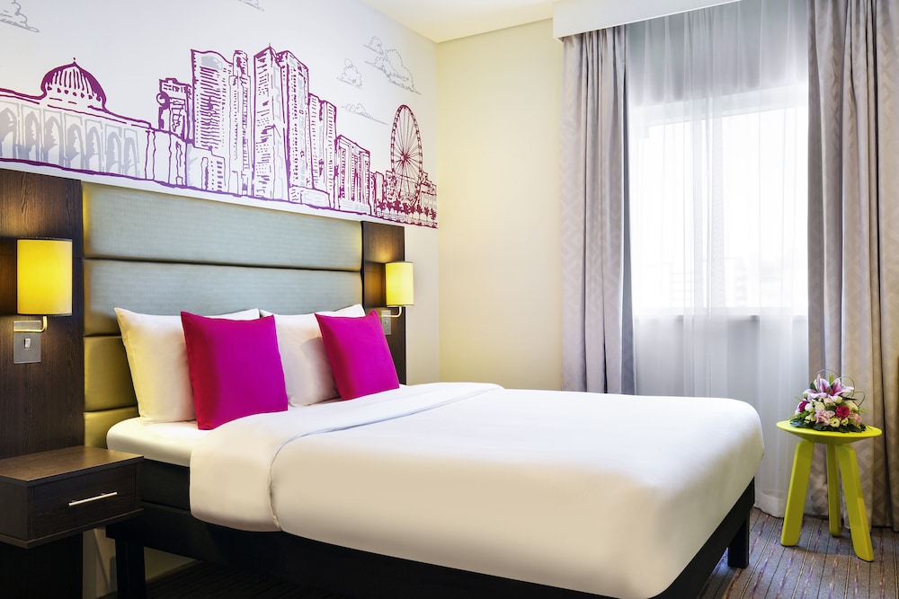 Habitación Clásica con 1 cama queen size del hotel Ibis Styles Sharjah. Foto 1