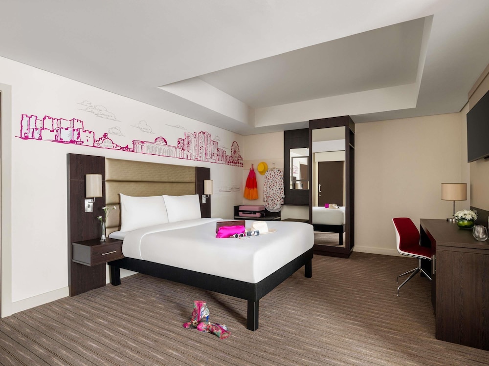 Habitación Familiar Clásica con 1 cama queen size y 2 sofás cama del hotel Ibis Styles Sharjah