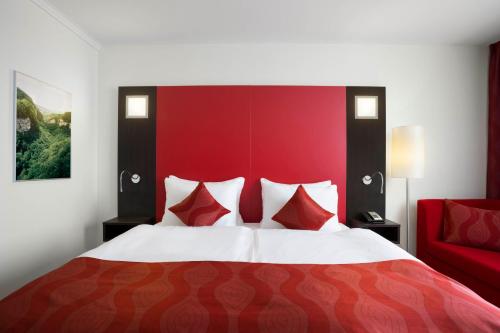 Habitación con cama extragrande y sofá cama - No fumadores del hotel Ramada Encore By Wyndham Geneva. Foto 3