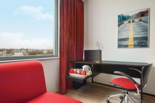 Habitación con cama extragrande y sofá cama - No fumadores del hotel Ramada Encore By Wyndham Geneva. Foto 4
