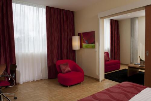 Suite con cama extragrande y sofá cama - No fumadores del hotel Ramada Encore By Wyndham Geneva. Foto 2