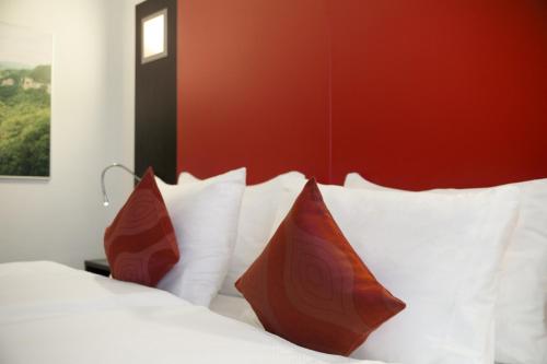 Suite con cama extragrande y sofá cama - No fumadores del hotel Ramada Encore By Wyndham Geneva. Foto 3