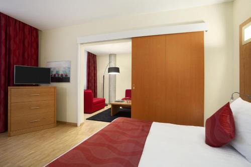 Suite con cama extragrande y sofá cama - No fumadores del hotel Ramada Encore By Wyndham Geneva. Foto 4