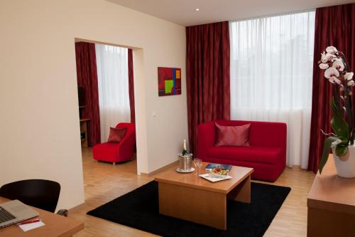 Suite con cama extragrande y sofá cama - No fumadores del hotel Ramada Encore By Wyndham Geneva. Foto 5