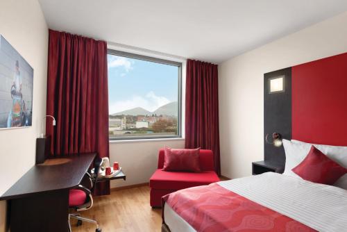 Habitación Doble Estándar con sofá cama - 2 camas - No fumadores del hotel Ramada Encore By Wyndham Geneva. Foto 2