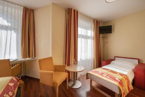 Habitación Triple del hotel De La Paix. Foto 2
