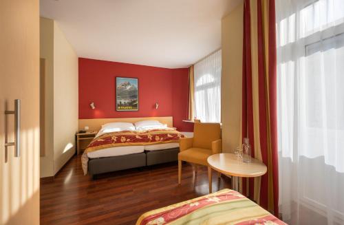 Habitación Triple del hotel De La Paix. Foto 3