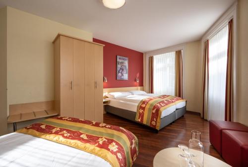 Habitación Triple del hotel De La Paix. Foto 8