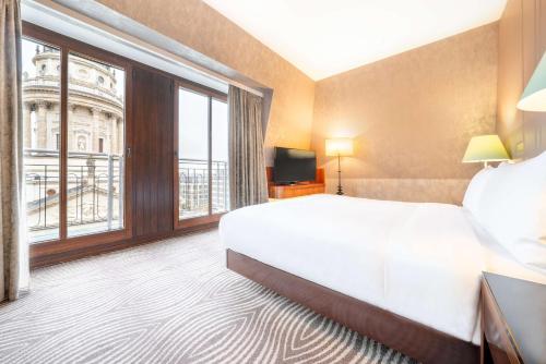 Suite dúplex con cama extragrande, vistas a la cúpula y acceso al salón del hotel Hilton Berlin