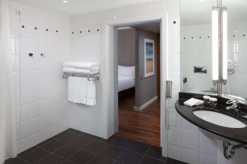 Habitación con cama extragrande - Adaptada para personas de movilidad reducida del hotel Hilton Berlin. Foto 1