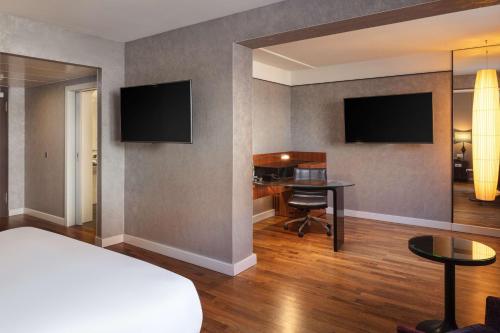 Habitación con cama extragrande - Adaptada para personas de movilidad reducida del hotel Hilton Berlin. Foto 2