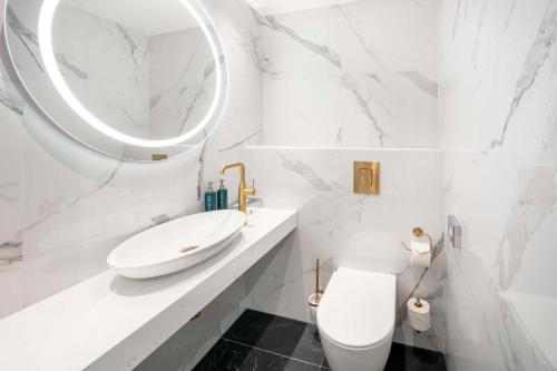 Alojamiento de 1 dormitorio con cama extragrande del hotel Hilton Berlin. Foto 1